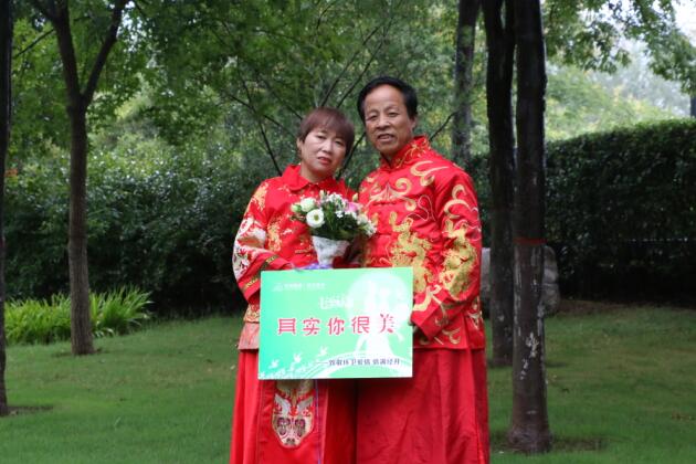 致敬環(huán)衛(wèi)愛情—經(jīng)發(fā)保潔為保潔員夫妻補(bǔ)拍婚紗照